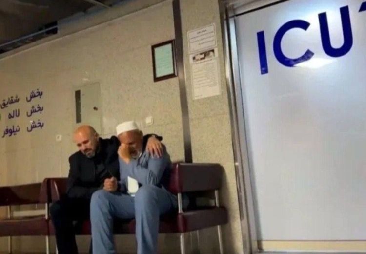 تصویری تلخ از پدر صابر کاظمی پشت در آی‌سی‌یو