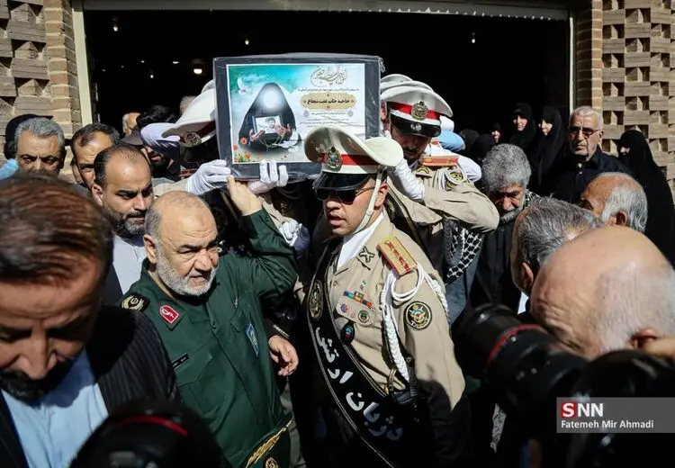 تابوت همسر شهید صیاد شیرازی بر دوش فرمانده کل سپاه