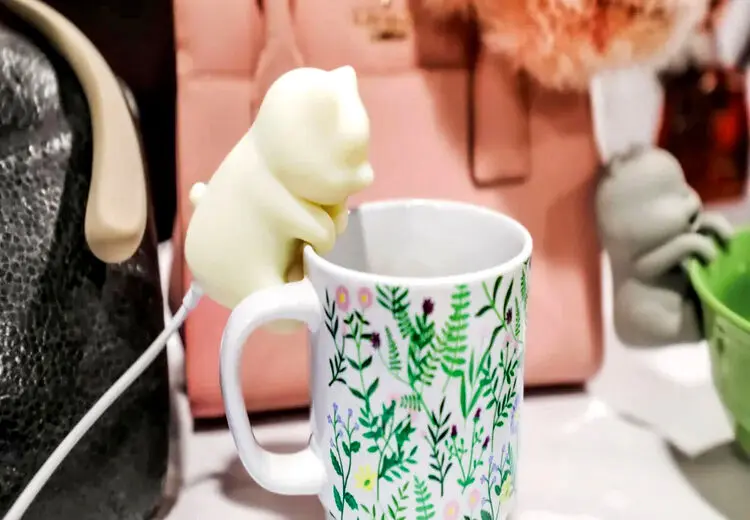 این گربه چای شما را فوت می‌کند تا خنک شود!