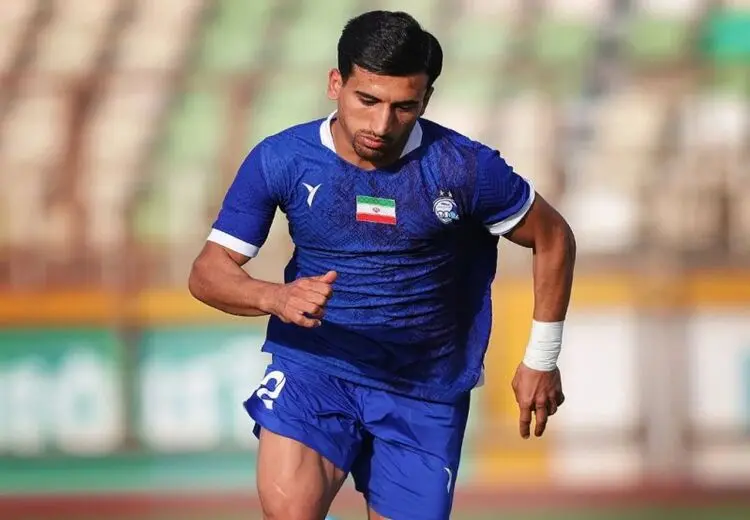 حمله دوباره مدافع استقلال به داوران لیگ برتر ایران