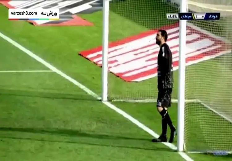 لحظه گل اول سپاهان به هوادار توسط رامین رضائیان