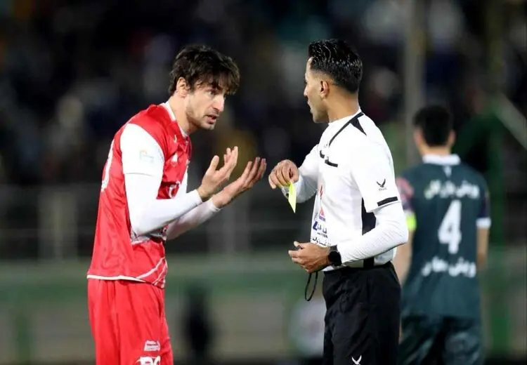 داور جنجالی بازی پرسپولیس – ذوب‌ آهن تبعید شد + عکس