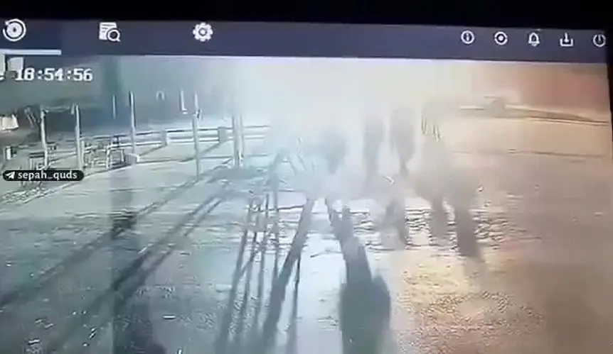 لحظه انفجار بمب‌گذار انتحاری طالبان در ایست بازرسی پاکستان