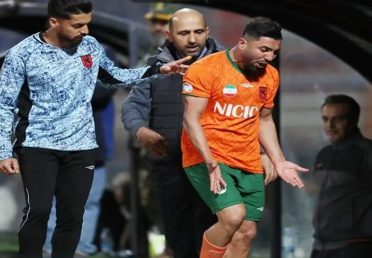 
لحظه عصبانیت شدید اسماعیلی و برخورد بطری آب به صورت عیسی مرادی و مصدومیتش
