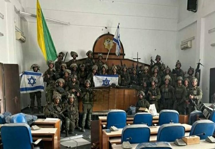 سربازان اسراییلی در پارلمان غزه/ عکس
