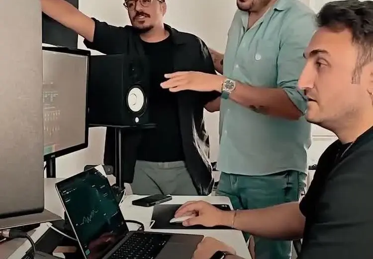 بازیگر مشهور ایران همکار خواننده آکامی گوگوش شد