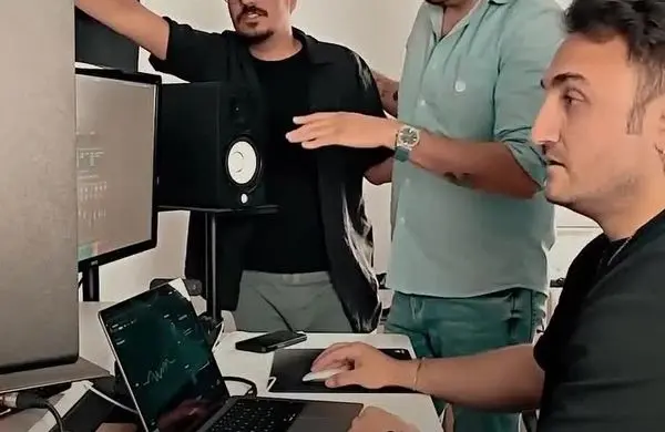 بازیگر مشهور ایران همکار خواننده آکامی گوگوش شد