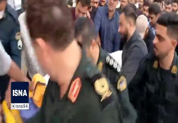 لحظه خروج پیکر دو مامور پلیس شهرداری از زیر آوار در جنوب تهران