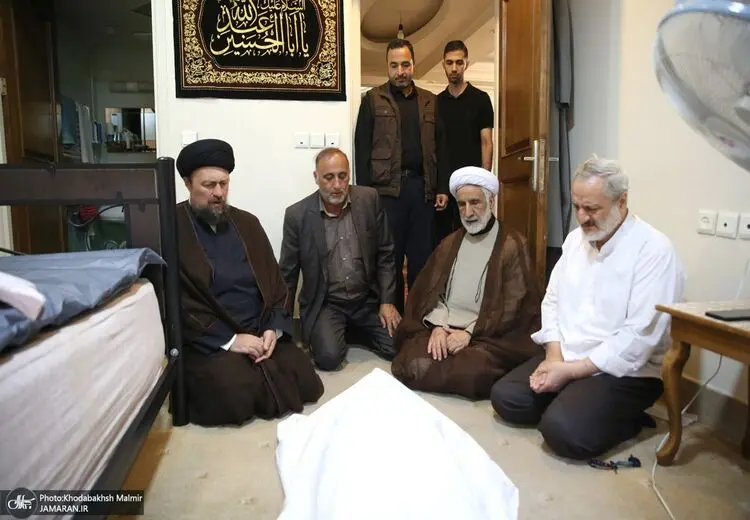  حضور سید حسن خمینی کنار پیکر مرحوم صانعی + عکس