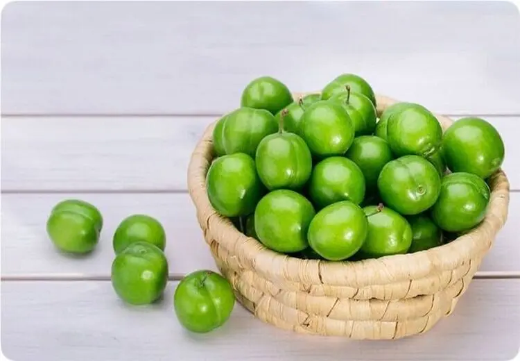 اتفاقی که بعد از مصرف زیاد گوجه سبز در بدن می‌افتد