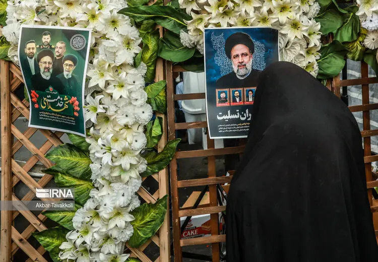 مراسم سوگواری شهدای سانحه بالگرد ریاست جمهوری در میدان ولیعصر تهران
