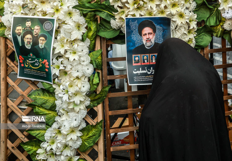 مراسم سوگواری شهدای سانحه بالگرد ریاست جمهوری در میدان ولیعصر تهران
