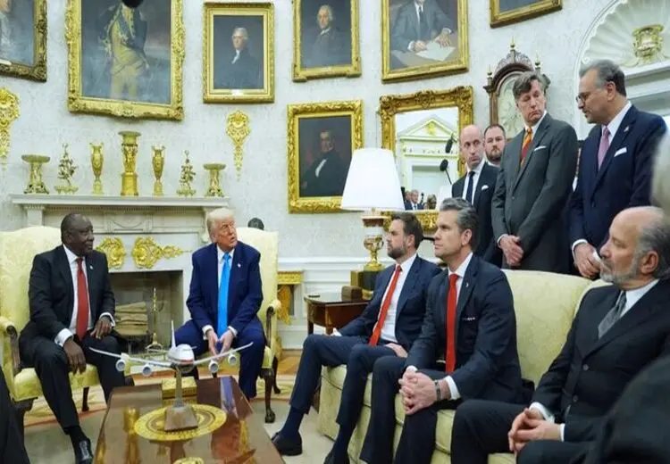 حمله ترامپ به یک خبرنگار در اتاق بیضی:تو یک احمقی که هیچی حالیت نیست!/ رئیس‌جمهور آفریقا: ببخشید من هواپیما ندارم که به شما بدهم!
