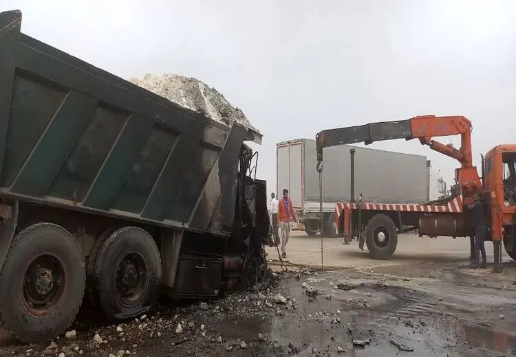 تصادف مینی‌بوس و تریلی در محور بیضا ۲۶ مصدوم داشت