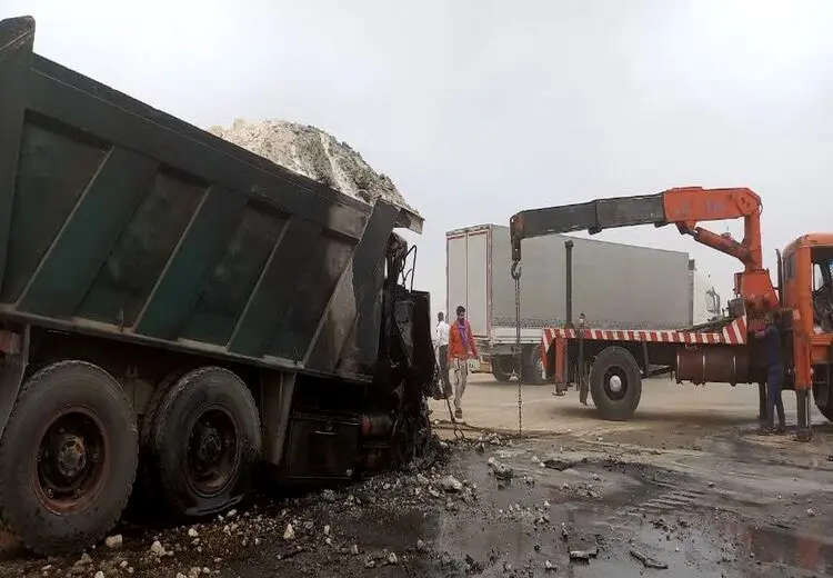 تصادف مینی‌بوس و تریلی در محور بیضا ۲۶ مصدوم داشت