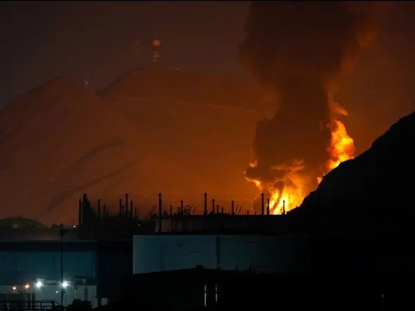 اصابت پهپاد ایرانی به تاسیسات نفتی فجیره امارات / عکس