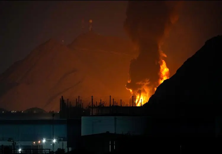 اصابت پهپاد ایرانی به تاسیسات نفتی فجیره امارات / عکس