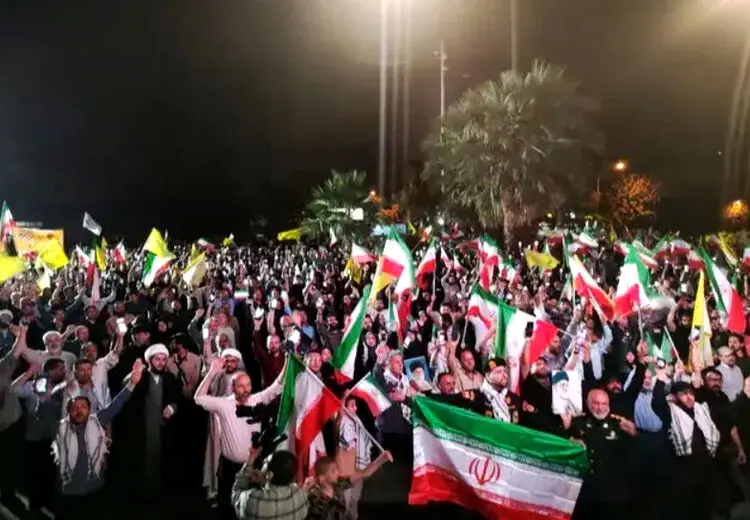 حضور پرشور ملت در خیابان‌های تهران برای حمایت از مدافعان کشور