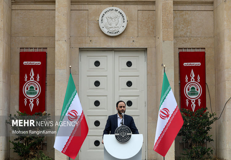 انتقاد از اقدام عجیب سخنگوی دولت برای برگزاری نشست خبری در لانه جاسوسی/ نماد آمریکا بالاتر از پرچم ایران! + عکس