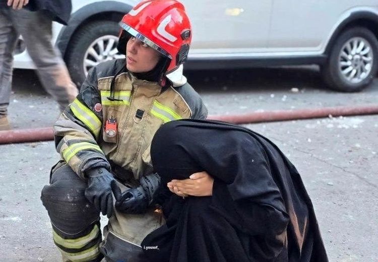 قابی از همدلی بین دو زن پس از حمله اسراییل به تهران