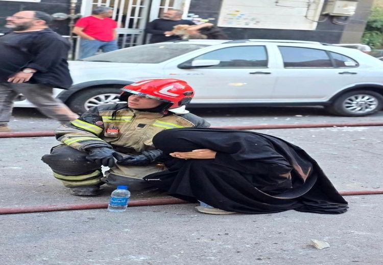قابی از همدلی بین دو زن پس از حمله اسراییل به تهران