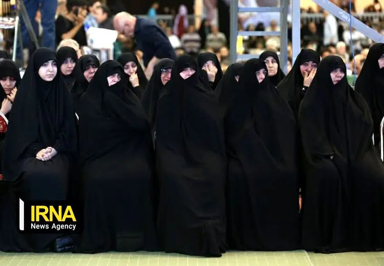 همسر و دختران رییسی در مراسم چهلم
