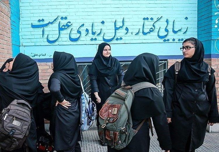 کیهان خواستار بازداشت و احضار دختران بی‌حجاب زیر ۱۸ سال شد