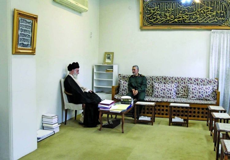 تصویری از ملاقات خصوصی حاج قاسم با رهبر انقلاب در دفتر ایشان
