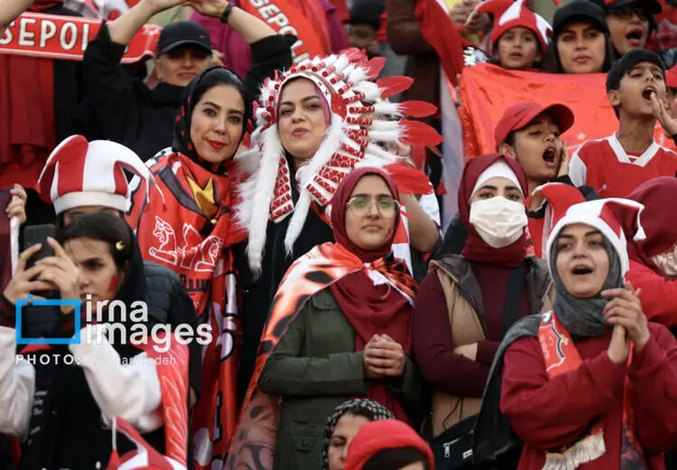 هواداران زن تیم های پرسپولیس و سپاهان