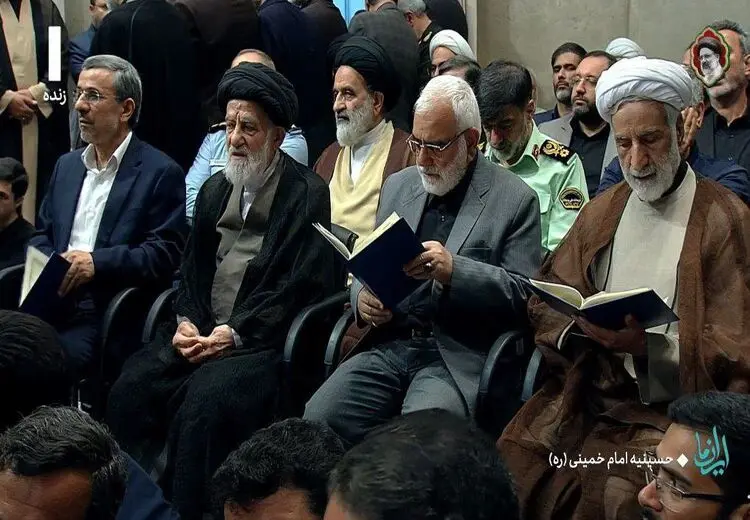 حضور دوباره احمدی نژاد در مراسم شهدای سقوط بالگرد با پیراهن سفید