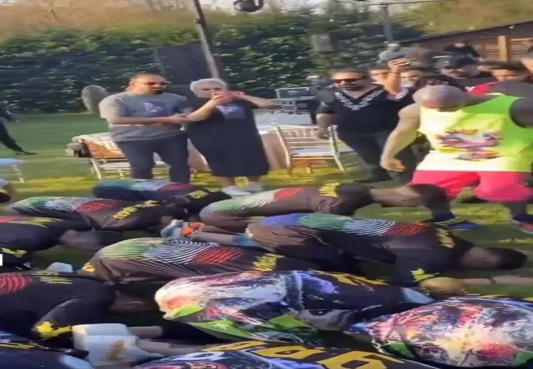 تصویر شوک آور از سجده هواداران تتلو !