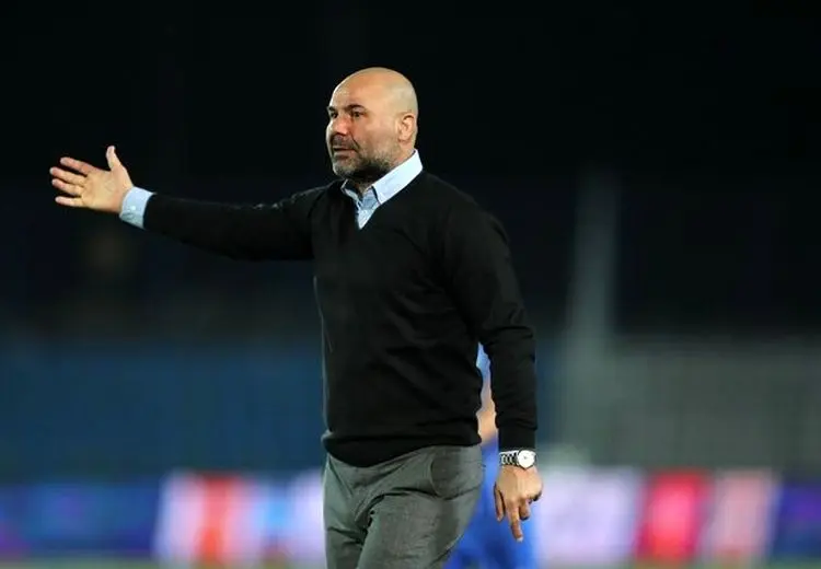 سرمربی استقلال از تهران رفت