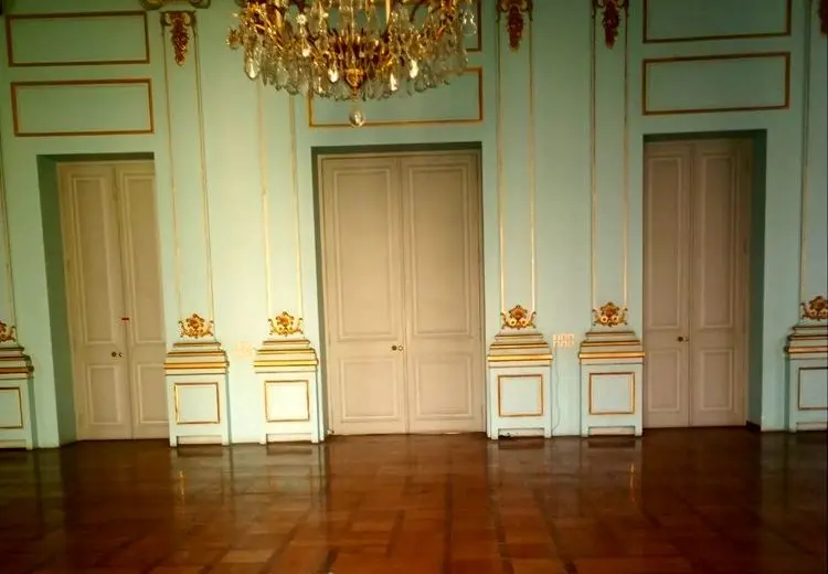 کاخ نیاوران تخلیه نشده است