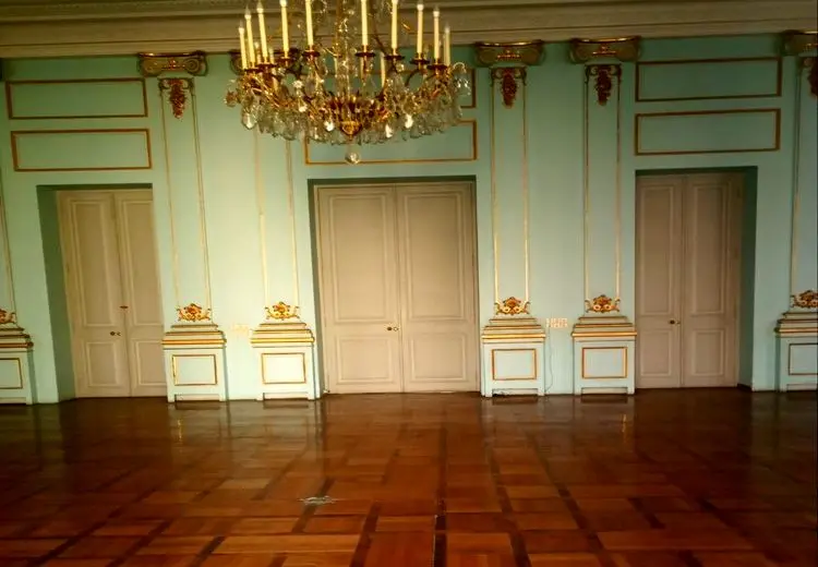 کاخ نیاوران تخلیه نشده است