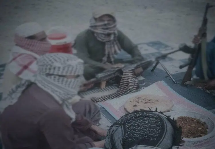 تروریست‌های جیش‌الظلم در حال افطار با اسلحه!