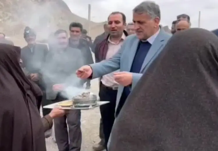 فیلم | توزیع کارت هدیه بین روستانشینان توسط نماینده مجلس