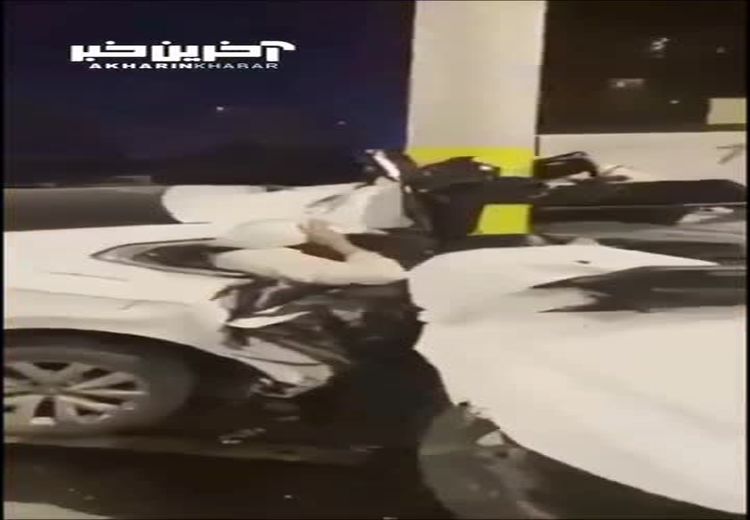 نصف شدن ماشین در برخورد با تیر چراغ برق!