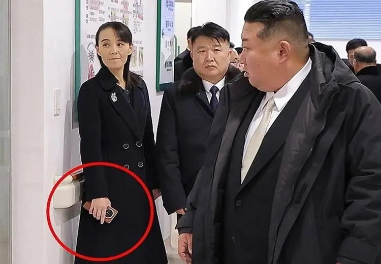 تلفن هوشمند ۱۳۰۰ دلاری در سرزمین حقوق‌های ۳ دلاری / خواهر رهبر کره شمالی با گوشی تاشوی خارجی دیده شد