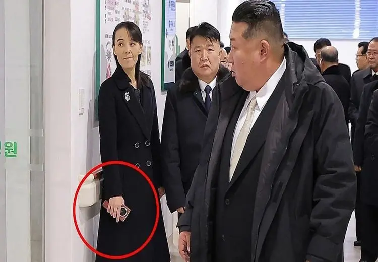 تلفن هوشمند ۱۳۰۰ دلاری در سرزمین حقوق‌های ۳ دلاری / خواهر رهبر کره شمالی با گوشی تاشوی خارجی دیده شد