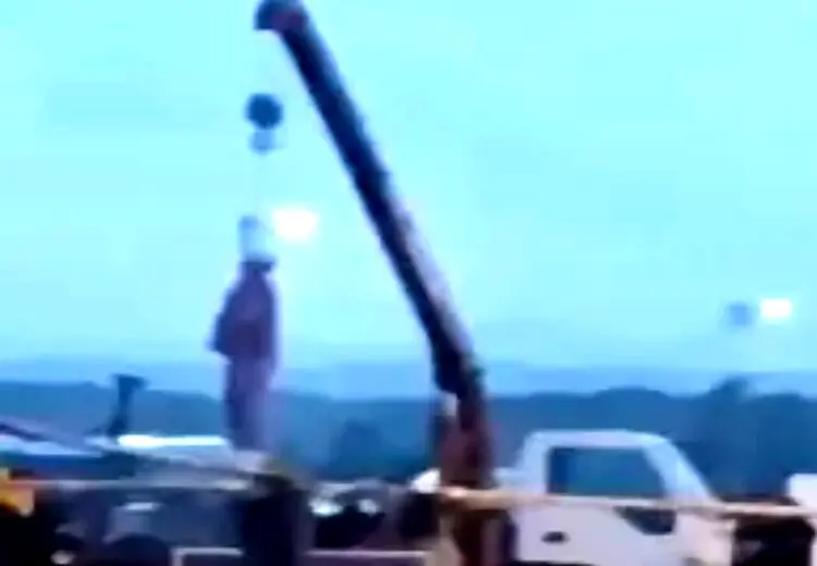 تصویری از مرد متجاوز همدانی در بالای چوبه دار در ملاءعام