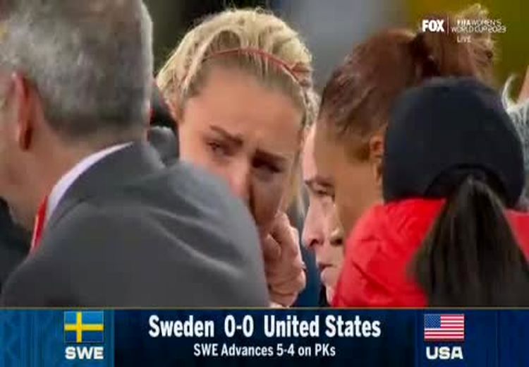 گریه فوتبالیست‌های زن آمریکا بخاطر شکست از سوئد