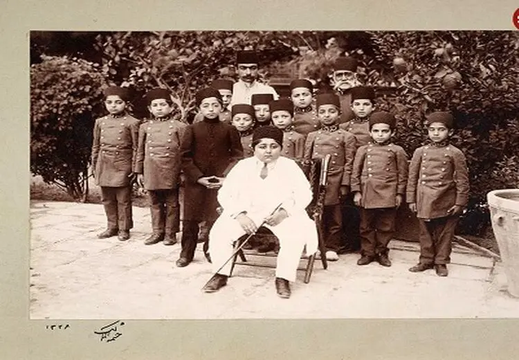 فیگور بامزه احمد شاه قاجار بین همکلاسی‌هایش