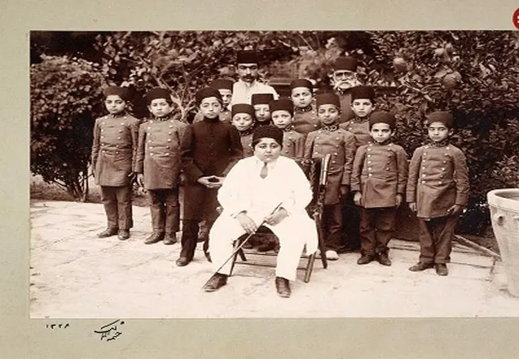 فیگور بامزه احمد شاه قاجار بین همکلاسی‌هایش