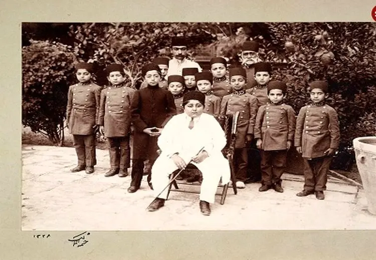 فیگور بامزه احمد شاه قاجار بین همکلاسی‌هایش