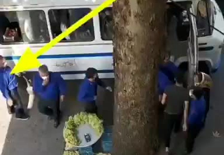  برخورد مامورین شهرداری با جوان دستفروش‌ و بردن انگورها!