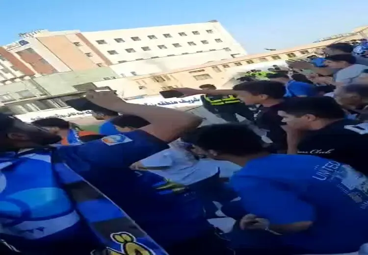 شعار هواداران استقلال علیه علیرضا بیرانوند  