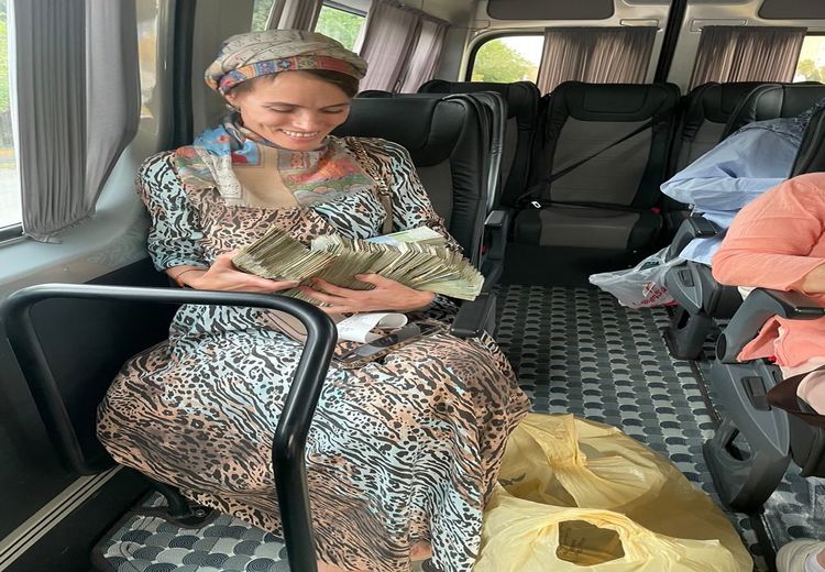 عکسی غم‌انگیز از سقوط ارزش پول ایران در دستان گردشگر روس