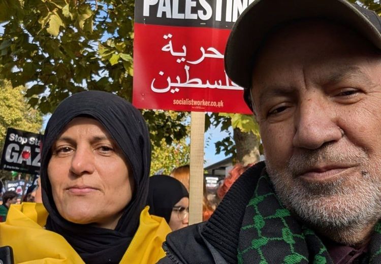 عطاالله مهاجرانی و همسرش در راهپیمایی حمایت از فلسطین در لندن

