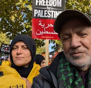  عطاالله مهاجرانی و همسرش در راهپیمایی حمایت از فلسطین در لندن

