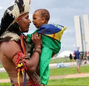 مرد سرخ‌پوست و کودکش